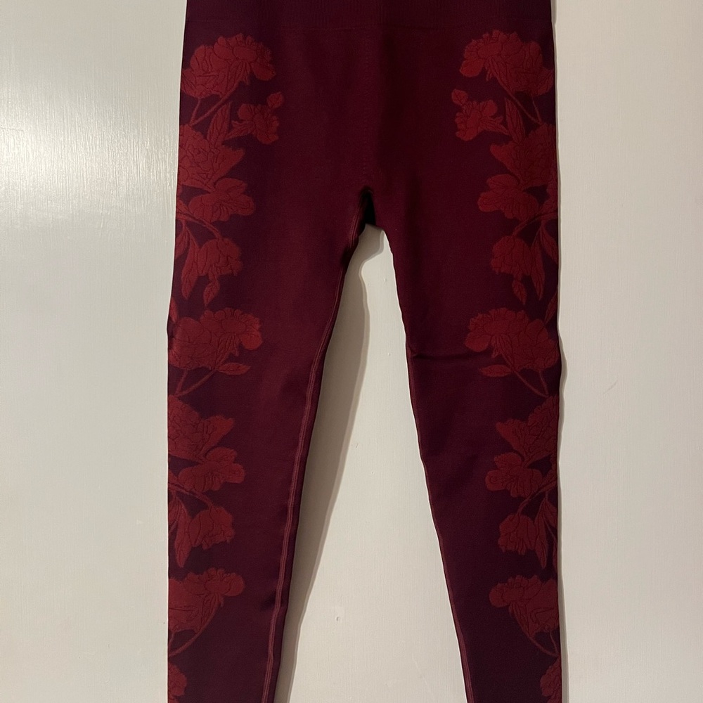 Fabletics leggings new but Tag cut out for comfort.